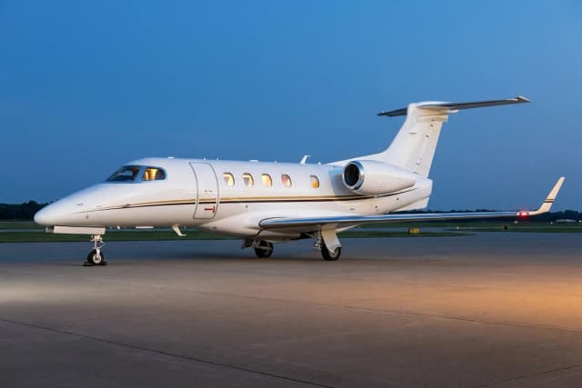 Embraer Phenom 300E: model photo