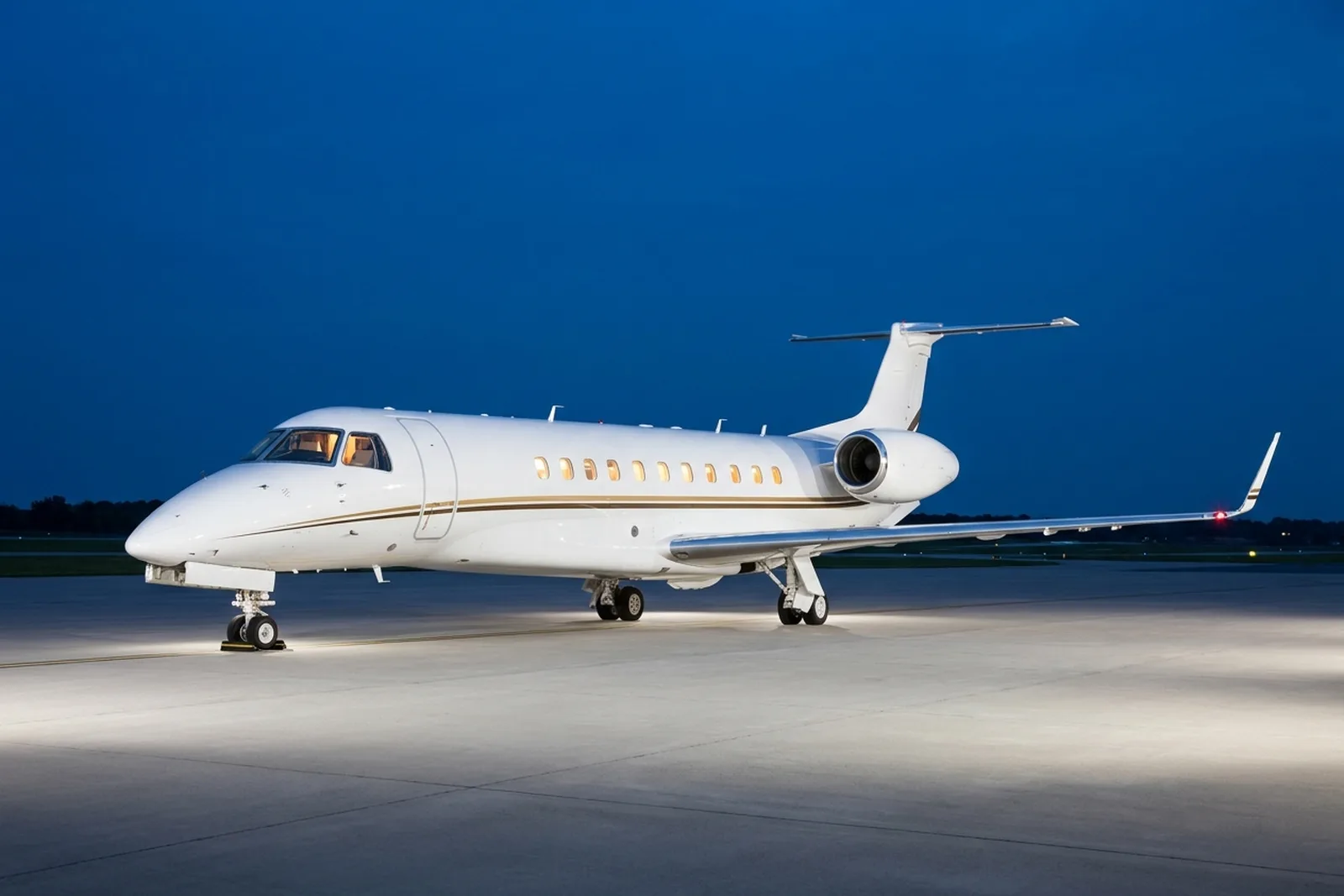 Embraer Legacy 650 exterior